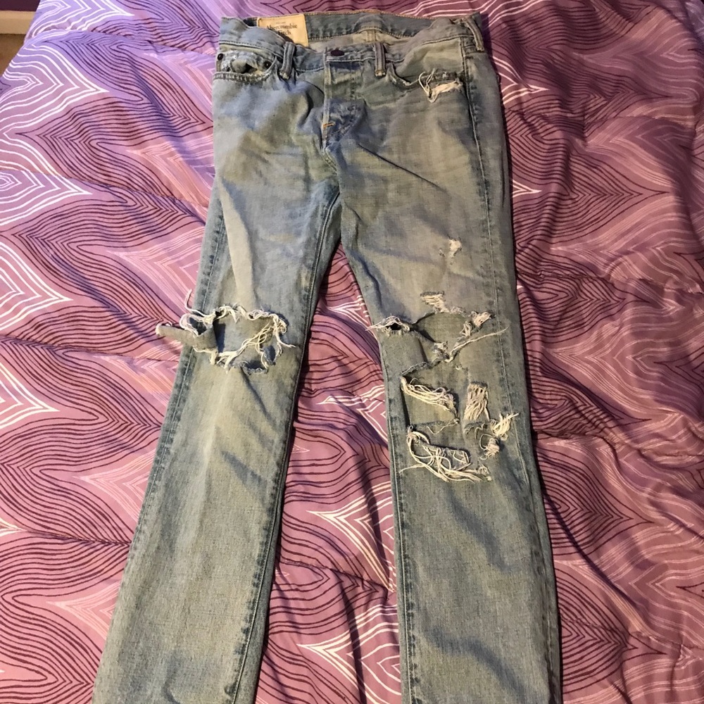 Men’s distressed jeans.